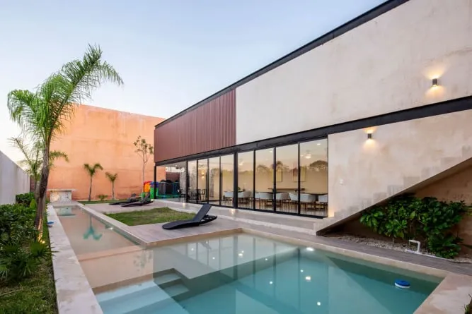 Diseño y construcción de piscinas con acabados personalizados